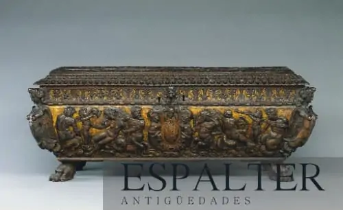 arca antigua nogal dorada tallada siglo xvi