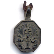 Medalla antigua encontrada en un puesto de un mercado callejero de antiguedades en Madrid