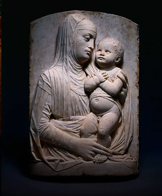 escultura antigua de la virgen con el niño
