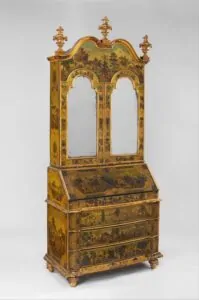 Cómoda escritorio antigua siglo XVIII, Lacada,dorada, pintada