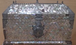 Quien compra arcones y baules con nácar siglos XVI, XVII y XVIII en Madrid