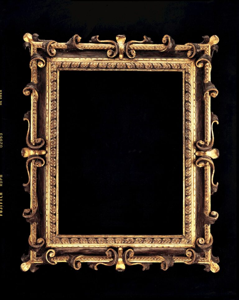 Casa de subastas en Madrid para vender marcos antiguos marco para cuadro dorado y tallado siglo XVII fabricado en el periodo barroca en italia