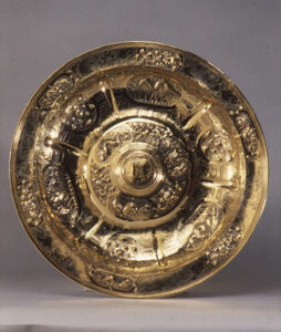 Plato limosnero de plata dorada siglo XVII