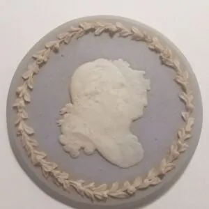 Retrato antiguo en miniatura porcelana de buen retiro siglo XVIII