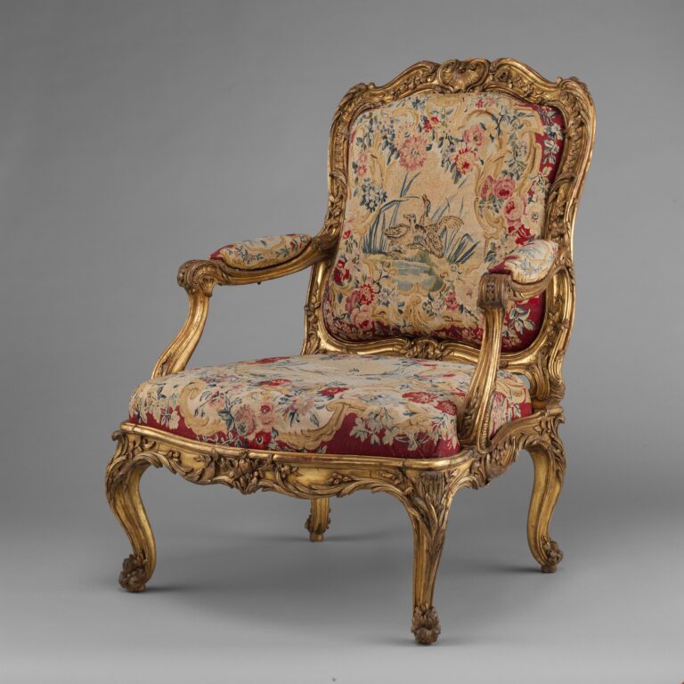 Casa de subasta en Madrid para vender Muebles antiguos sillon dorado estilo luis XV siglo XVIII con tapicería original fabricado en francia