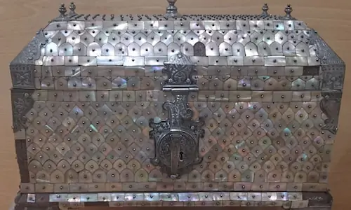 Subastas de objetos de arte en Madrid cofre del siglo XVII revestido de nácar con herrajes y cerradura de plata