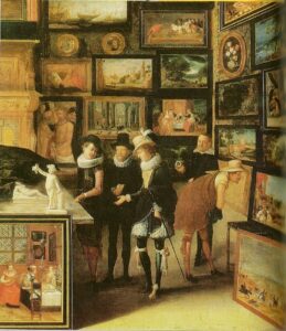 interior de una tienda de antigüedades donde se ven a varias personas realizando una compraventa de una escultura antigua que está sobre una mesa en una habitación llena de cuadros antiguos en las paredes 
