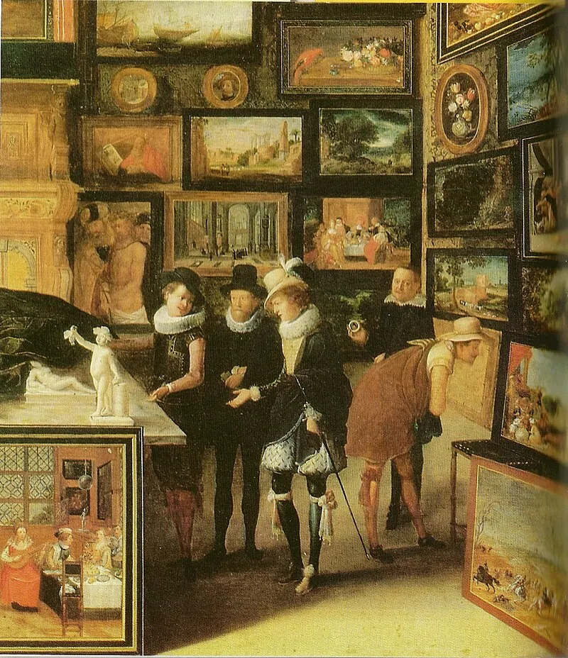 Un anticuario examina un cuadro antiguo en su tienda de antigüedades con unos clientes que quieren vender en Madrid